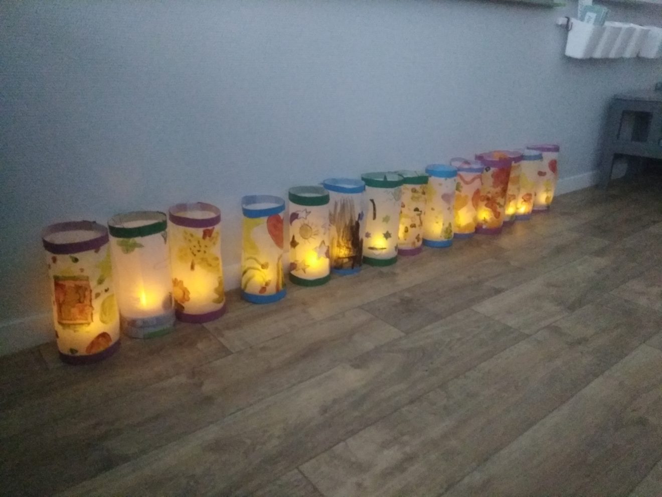 Hianjoo Lot De 4 Bâtons De Lanterne Longeur 50cm, Bâtonnet De Lanterne LED Avec Lumière Pour Halloween, Noël, Saint-Martin, Anniversaires Des Enfants